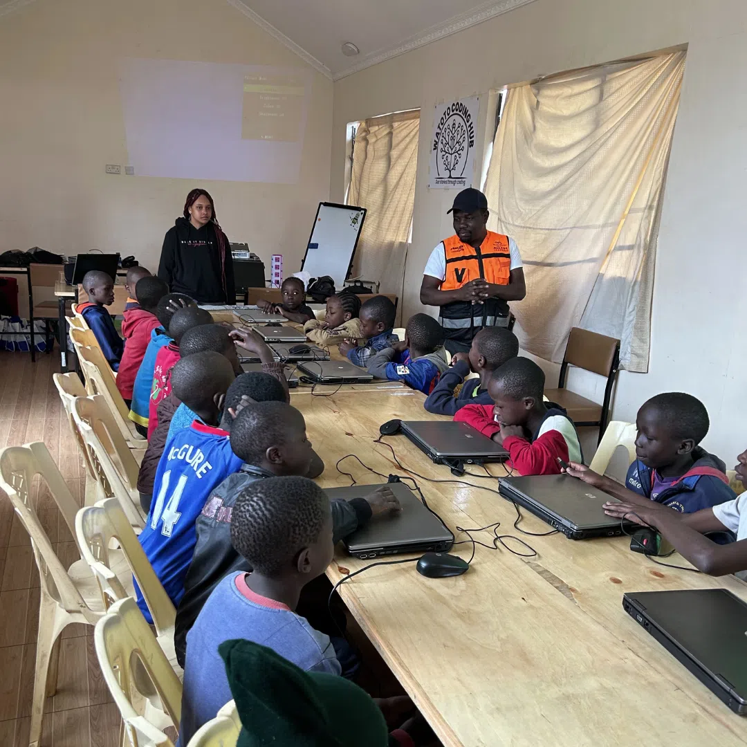 Kenyan kids learning how to code in the classroom
